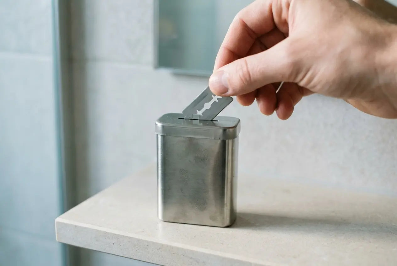 Klingenbank aus Metall im Badezimmer, Klinge f\u00e4llt durch den Schlitz